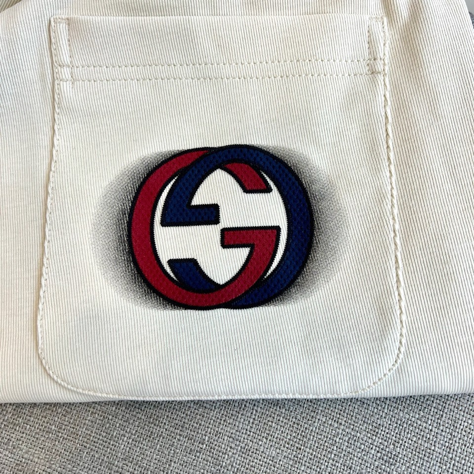 Gucc古驰、2026春夏男士休闲裤，以宽松剪裁重塑当代休闲美学。标志性设计在于裤身正面醒目的品牌刺绣标