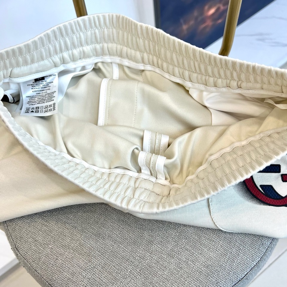 Gucc古驰、2026春夏男士休闲裤，以宽松剪裁重塑当代休闲美学。标志性设计在于裤身正面醒目的品牌刺绣标