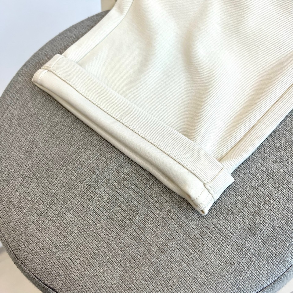 Gucc古驰、2026春夏男士休闲裤，以宽松剪裁重塑当代休闲美学。标志性设计在于裤身正面醒目的品牌刺绣标