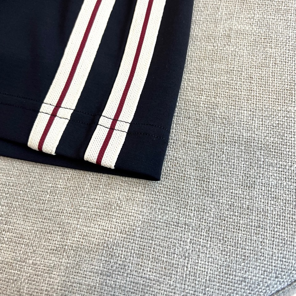 ALO-2026春夏系列男士运动裤，以简约廓形融合功能细节，打造全天候舒适着装。经典抽绳腰头设计，便于调