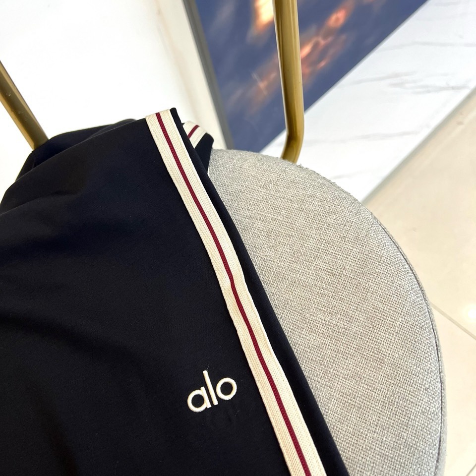 ALO-2026春夏系列男士运动裤，以简约廓形融合功能细节，打造全天候舒适着装。经典抽绳腰头设计，便于调