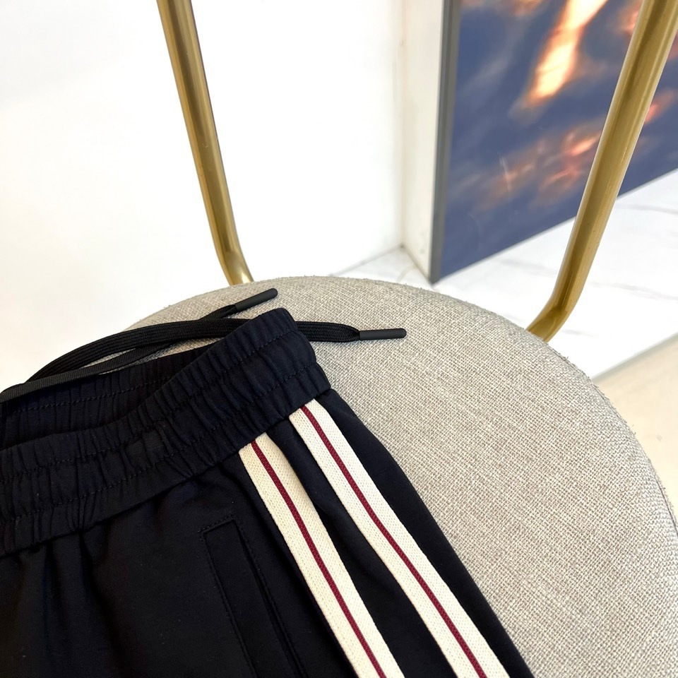 ALO-2026春夏系列男士运动裤，以简约廓形融合功能细节，打造全天候舒适着装。经典抽绳腰头设计，便于调