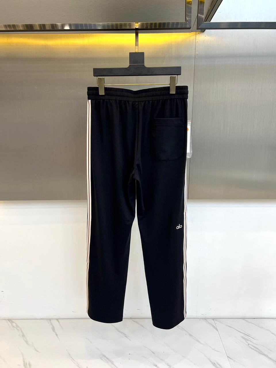 ALO-2026春夏系列男士运动裤，以简约廓形融合功能细节，打造全天候舒适着装。经典抽绳腰头设计，便于调