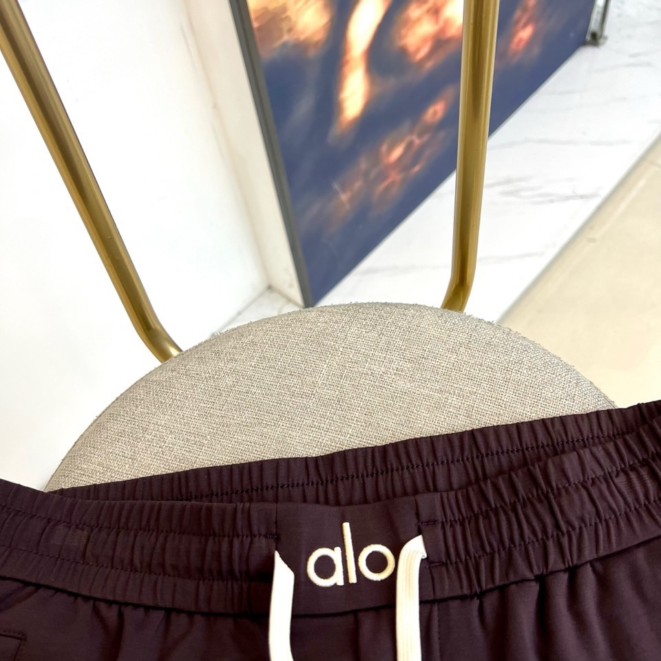 ALO-2026春夏系列男士运动裤，以简约廓形融合功能细节，打造全天候舒适着装。经典抽绳腰头设计，便于调