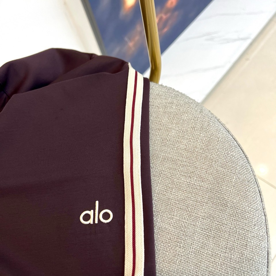 ALO-2026春夏系列男士运动裤，以简约廓形融合功能细节，打造全天候舒适着装。经典抽绳腰头设计，便于调