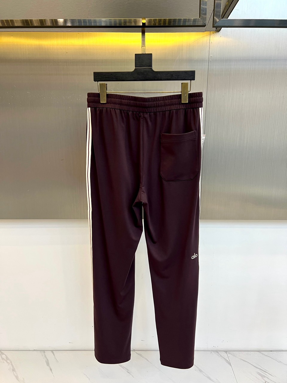 ALO-2026春夏系列男士运动裤，以简约廓形融合功能细节，打造全天候舒适着装。经典抽绳腰头设计，便于调