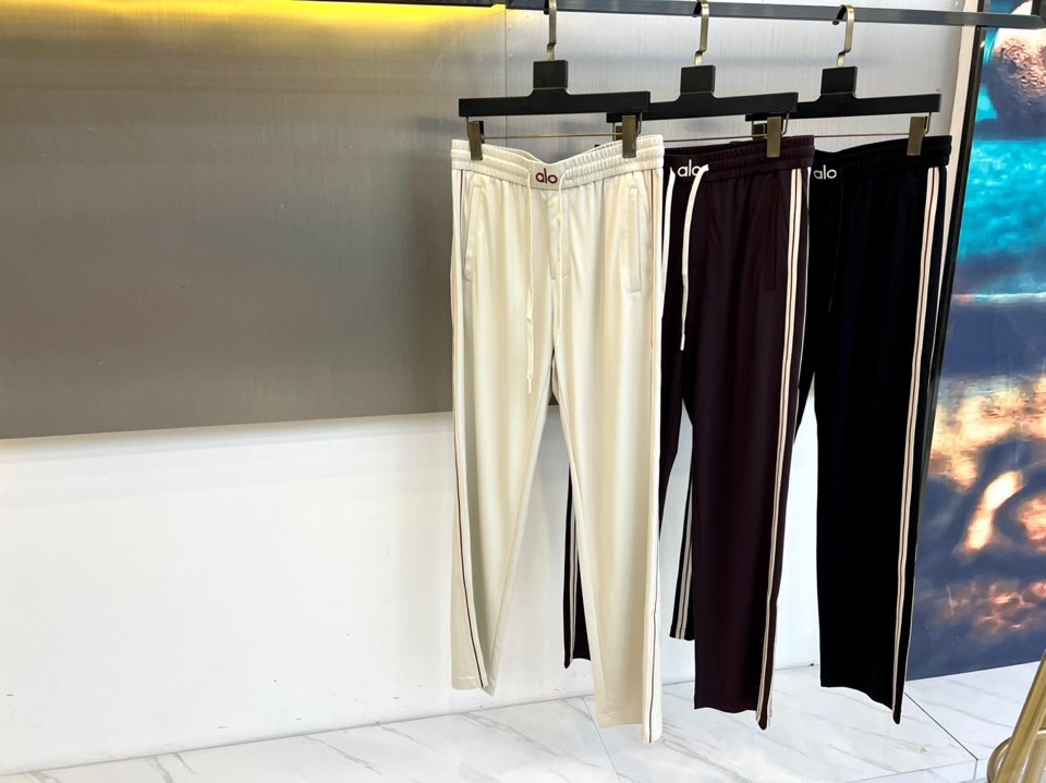 ALO-2026春夏系列男士运动裤，以简约廓形融合功能细节，打造全天候舒适着装。经典抽绳腰头设计，便于调
