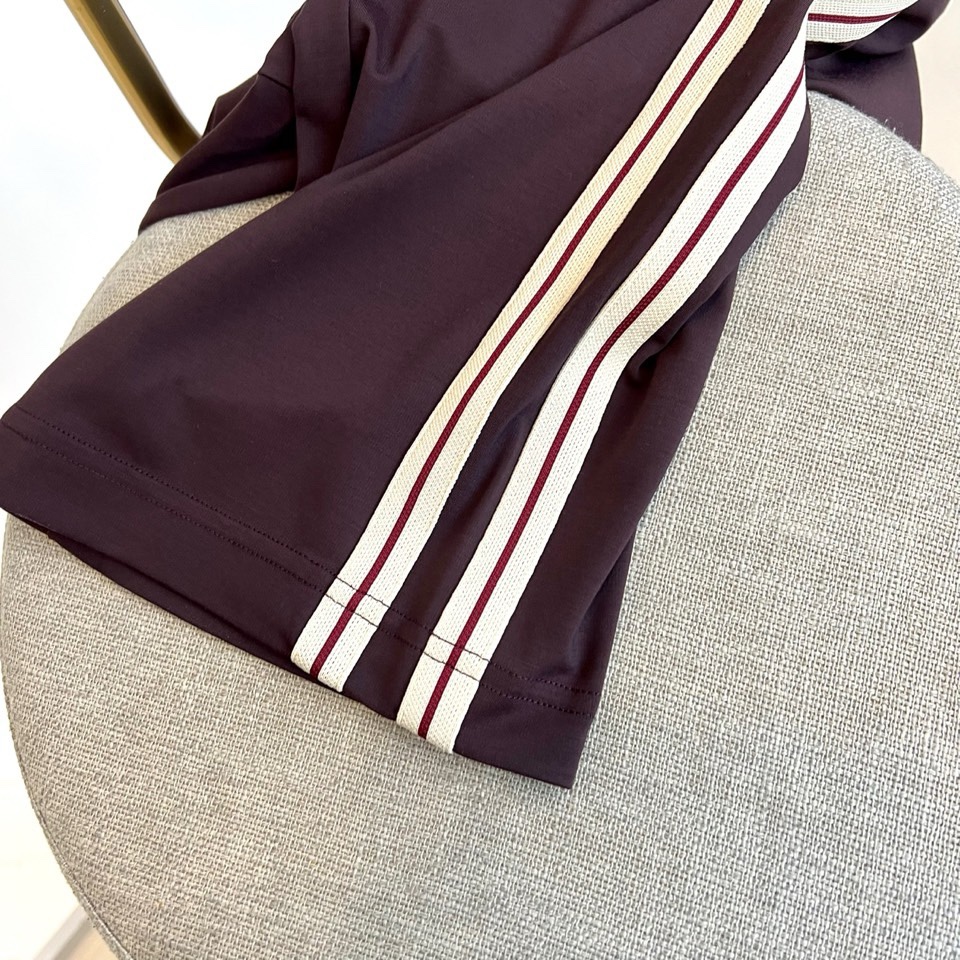 ALO-2026春夏系列男士运动裤，以简约廓形融合功能细节，打造全天候舒适着装。经典抽绳腰头设计，便于调