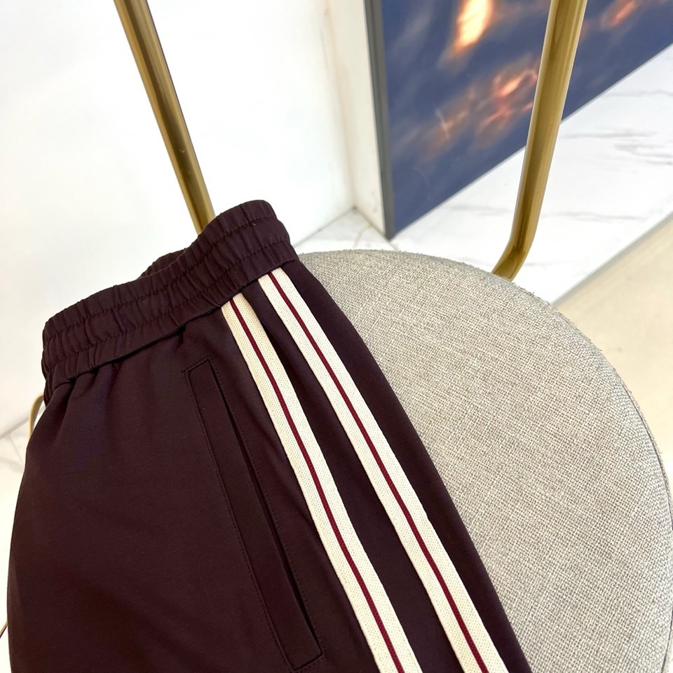 ALO-2026春夏系列男士运动裤，以简约廓形融合功能细节，打造全天候舒适着装。经典抽绳腰头设计，便于调