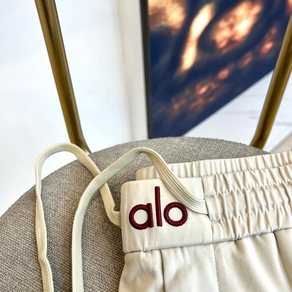 ALO-2026春夏系列男士运动裤，以简约廓形融合功能细节，打造全天候舒适着装。经典抽绳腰头设计，便于调