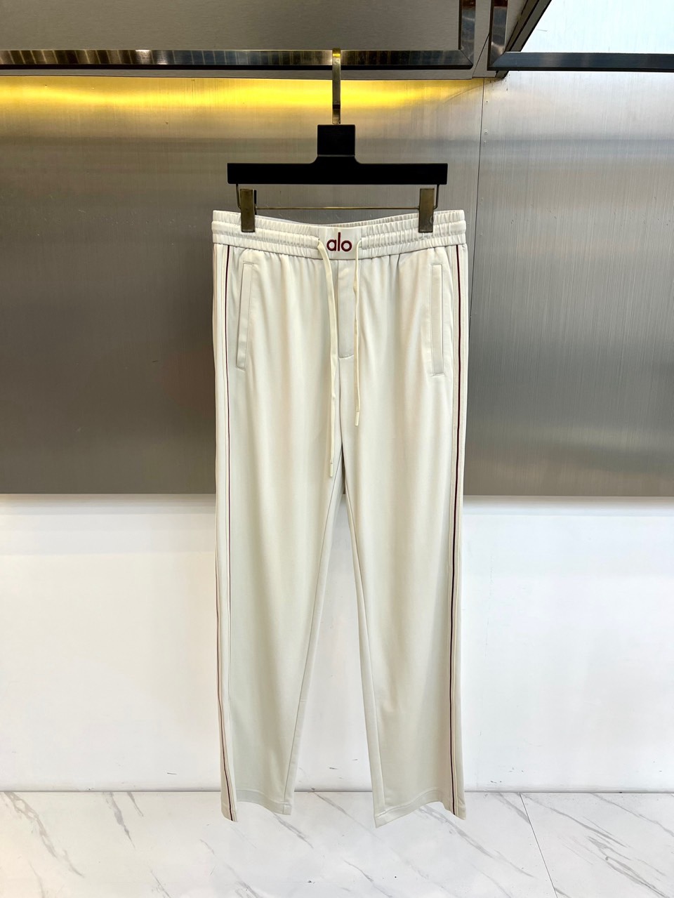 ALO-2026春夏系列男士运动裤，以简约廓形融合功能细节，打造全天候舒适着装。经典抽绳腰头设计，便于调