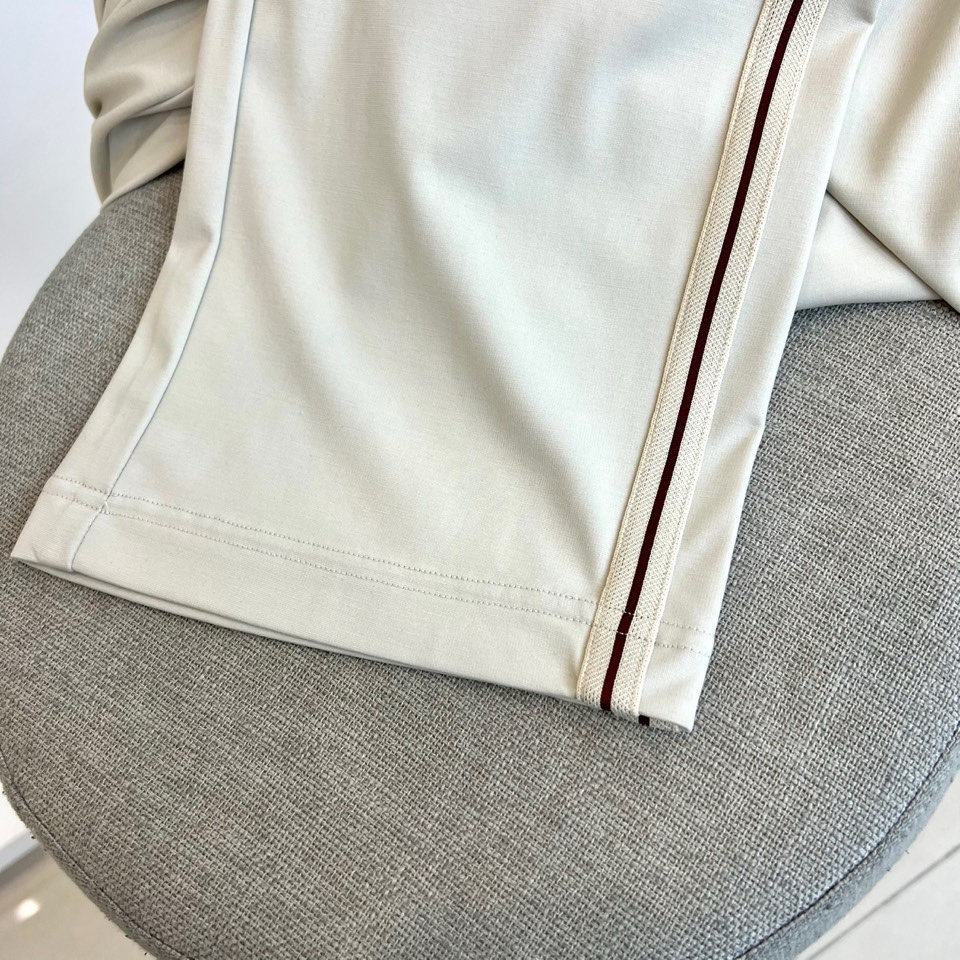 ALO-2026春夏系列男士运动裤，以简约廓形融合功能细节，打造全天候舒适着装。经典抽绳腰头设计，便于调