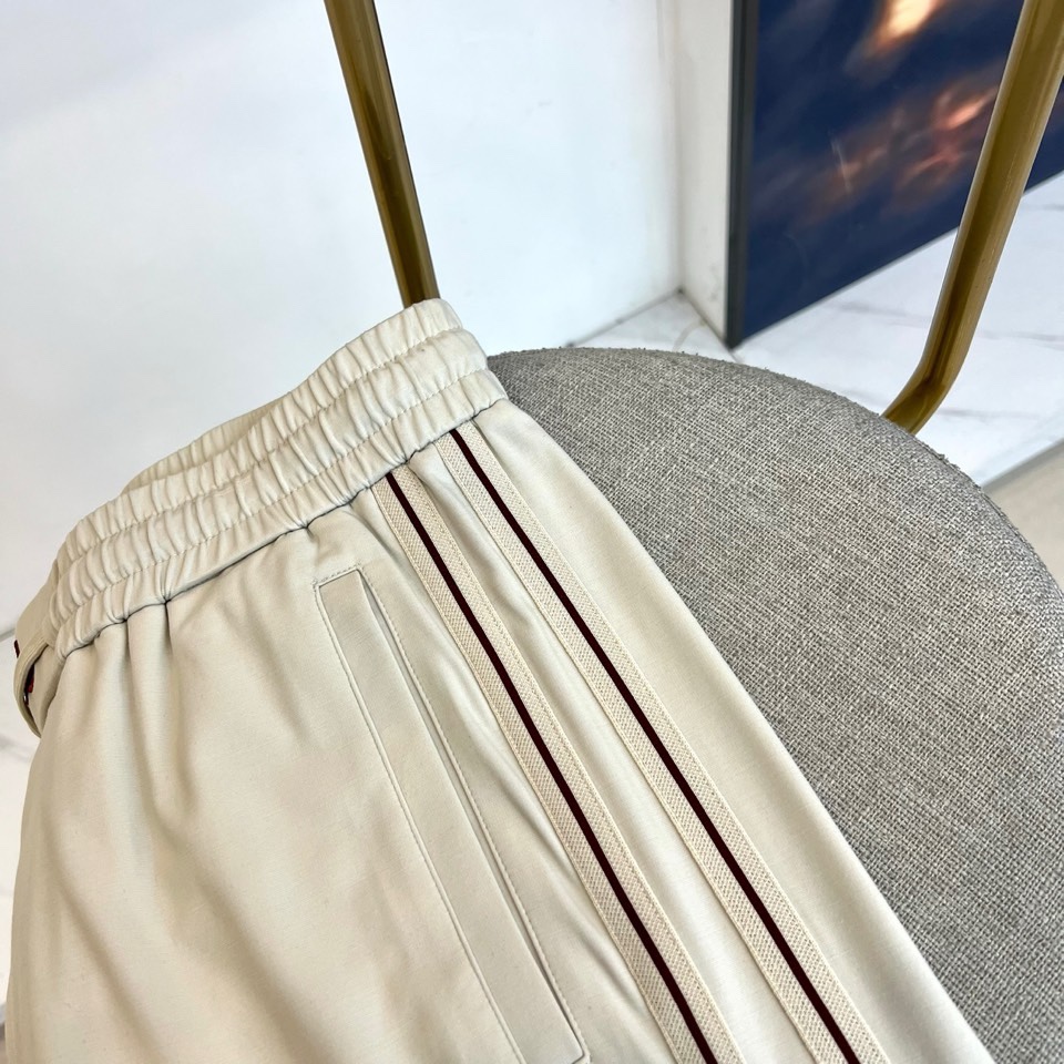 ALO-2026春夏系列男士运动裤，以简约廓形融合功能细节，打造全天候舒适着装。经典抽绳腰头设计，便于调