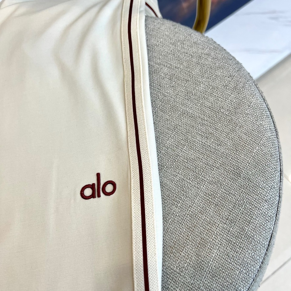 ALO-2026春夏系列男士运动裤，以简约廓形融合功能细节，打造全天候舒适着装。经典抽绳腰头设计，便于调