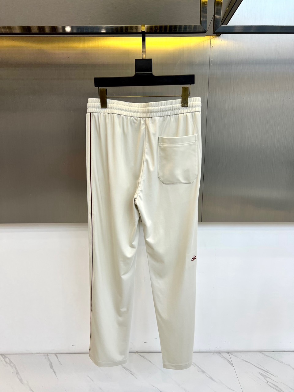 ALO-2026春夏系列男士运动裤，以简约廓形融合功能细节，打造全天候舒适着装。经典抽绳腰头设计，便于调