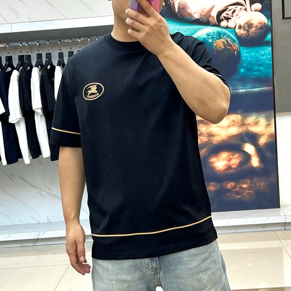 Bur巴宝莉、2026春夏男士T恤，以经典圆领与合身短袖剪裁，呈现简约利落的现代廓形。设计精髓凝聚于左胸