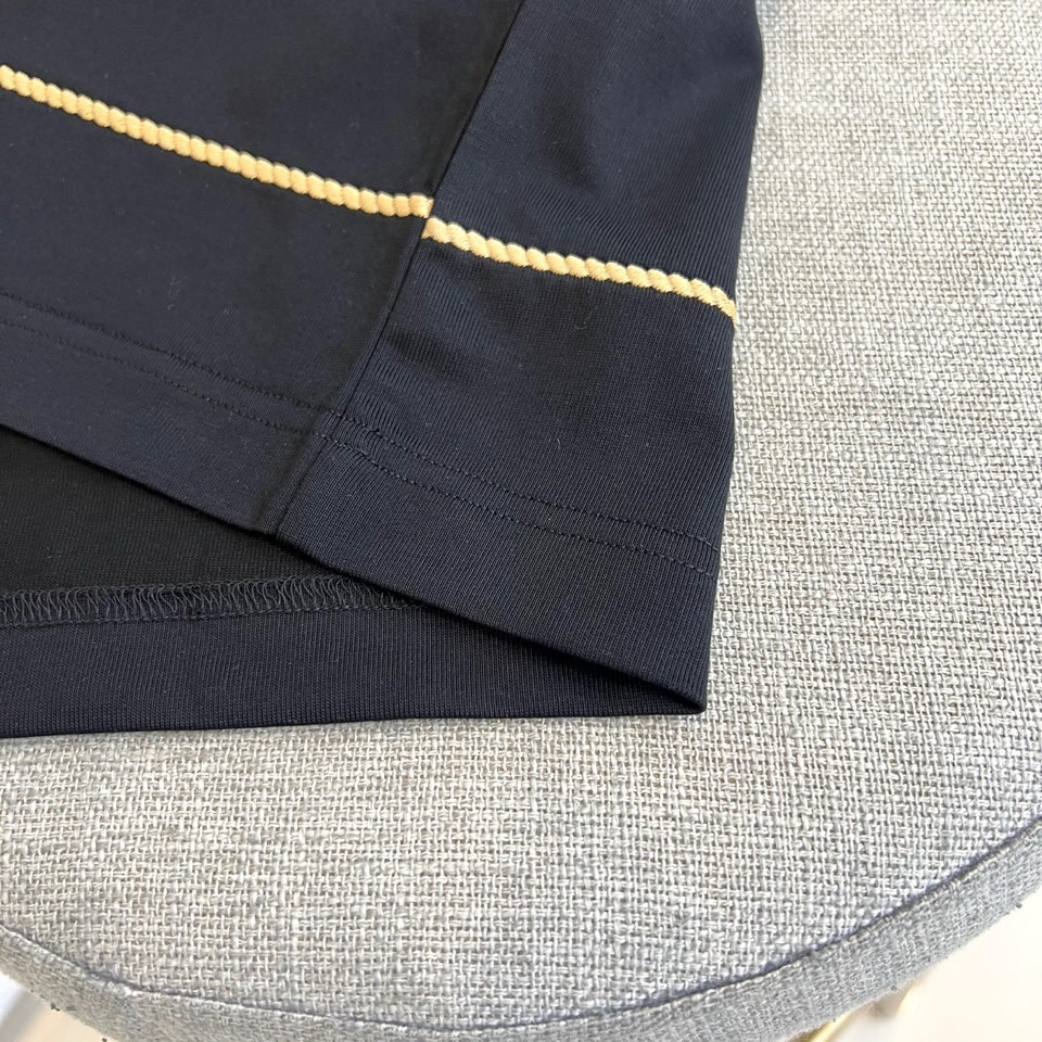 Bur巴宝莉、2026春夏男士T恤，以经典圆领与合身短袖剪裁，呈现简约利落的现代廓形。设计精髓凝聚于左胸