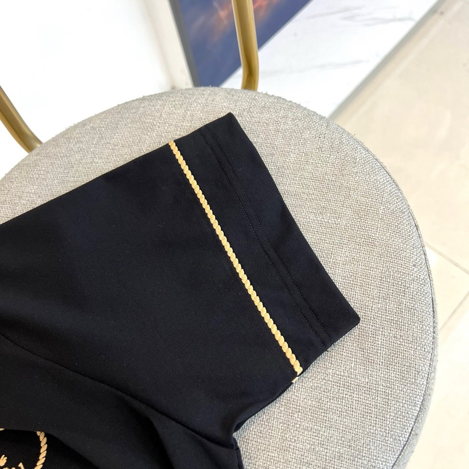 Bur巴宝莉、2026春夏男士T恤，以经典圆领与合身短袖剪裁，呈现简约利落的现代廓形。设计精髓凝聚于左胸