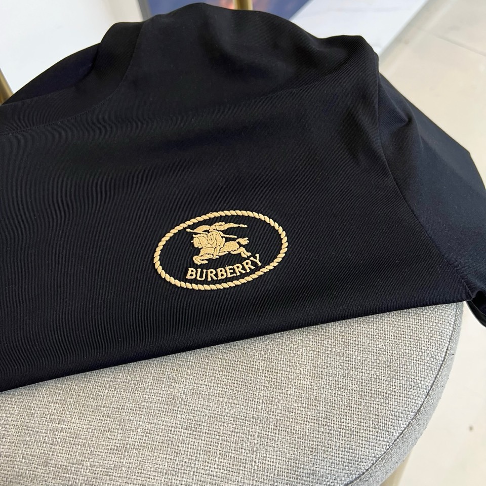 Bur巴宝莉、2026春夏男士T恤，以经典圆领与合身短袖剪裁，呈现简约利落的现代廓形。设计精髓凝聚于左胸