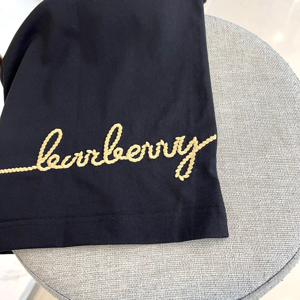 Bur巴宝莉、2026春夏男士T恤，以经典圆领与合身短袖剪裁，呈现简约利落的现代廓形。设计精髓凝聚于左胸