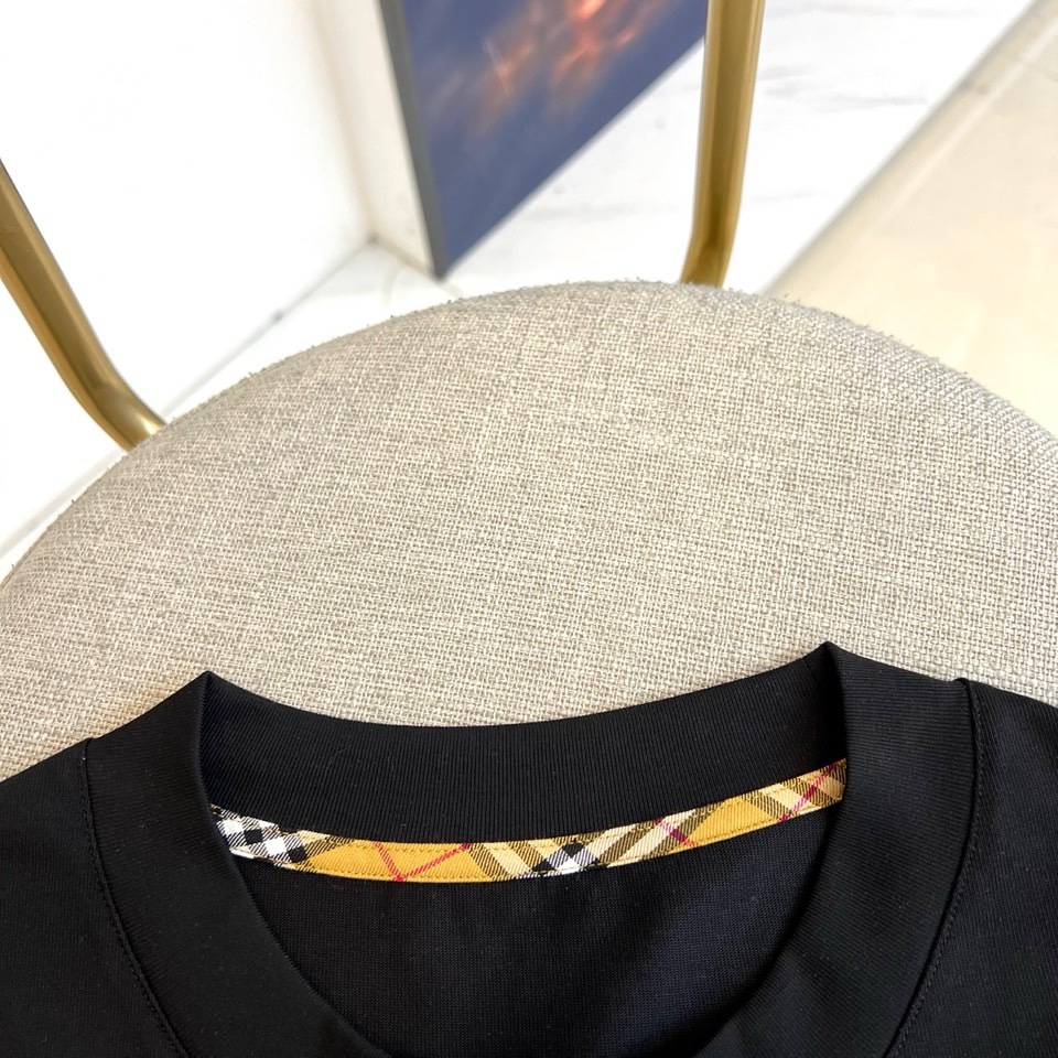 Bur巴宝莉、2026春夏男士T恤，以经典圆领与合身短袖剪裁，呈现简约利落的现代廓形。设计精髓凝聚于左胸