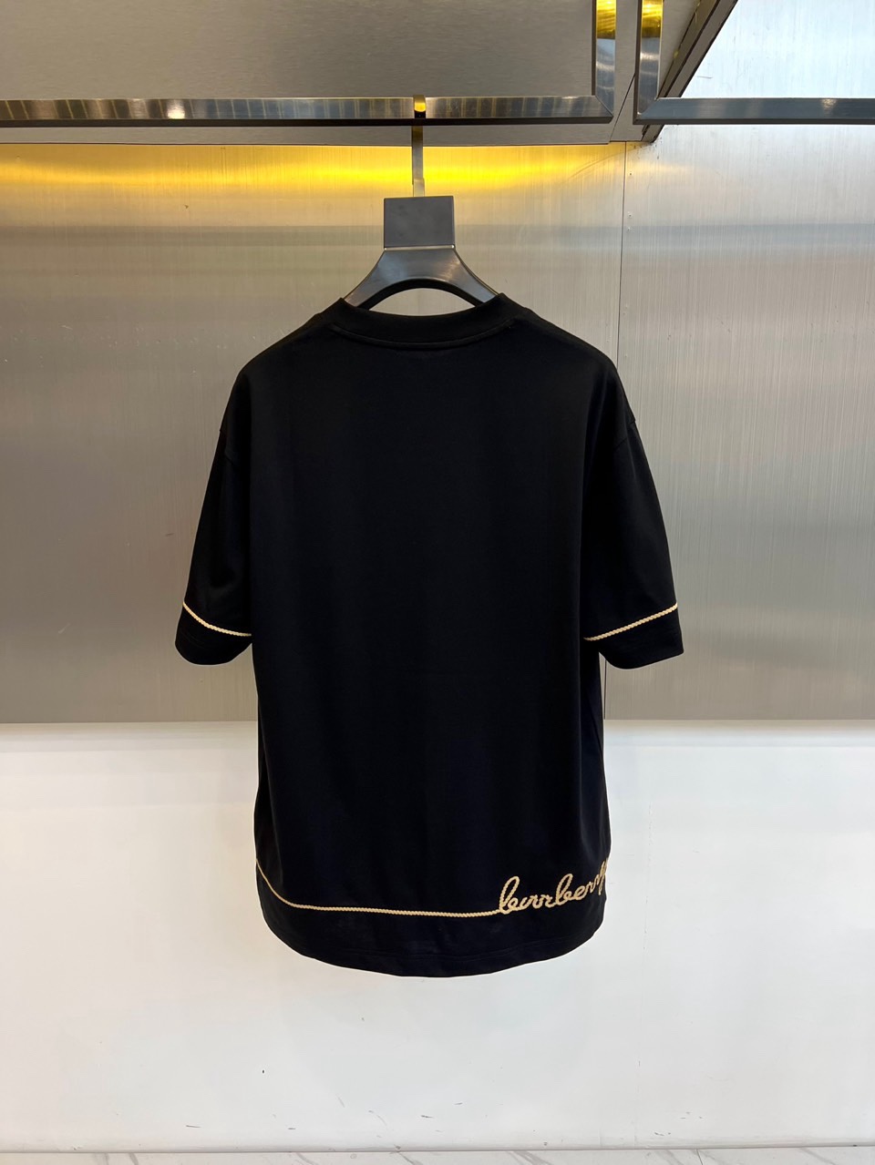 Bur巴宝莉、2026春夏男士T恤，以经典圆领与合身短袖剪裁，呈现简约利落的现代廓形。设计精髓凝聚于左胸