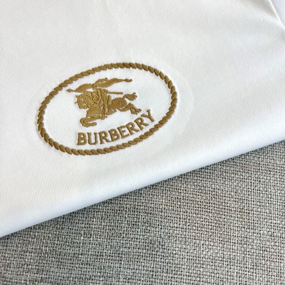 Bur巴宝莉、2026春夏男士T恤，以经典圆领与合身短袖剪裁，呈现简约利落的现代廓形。设计精髓凝聚于左胸