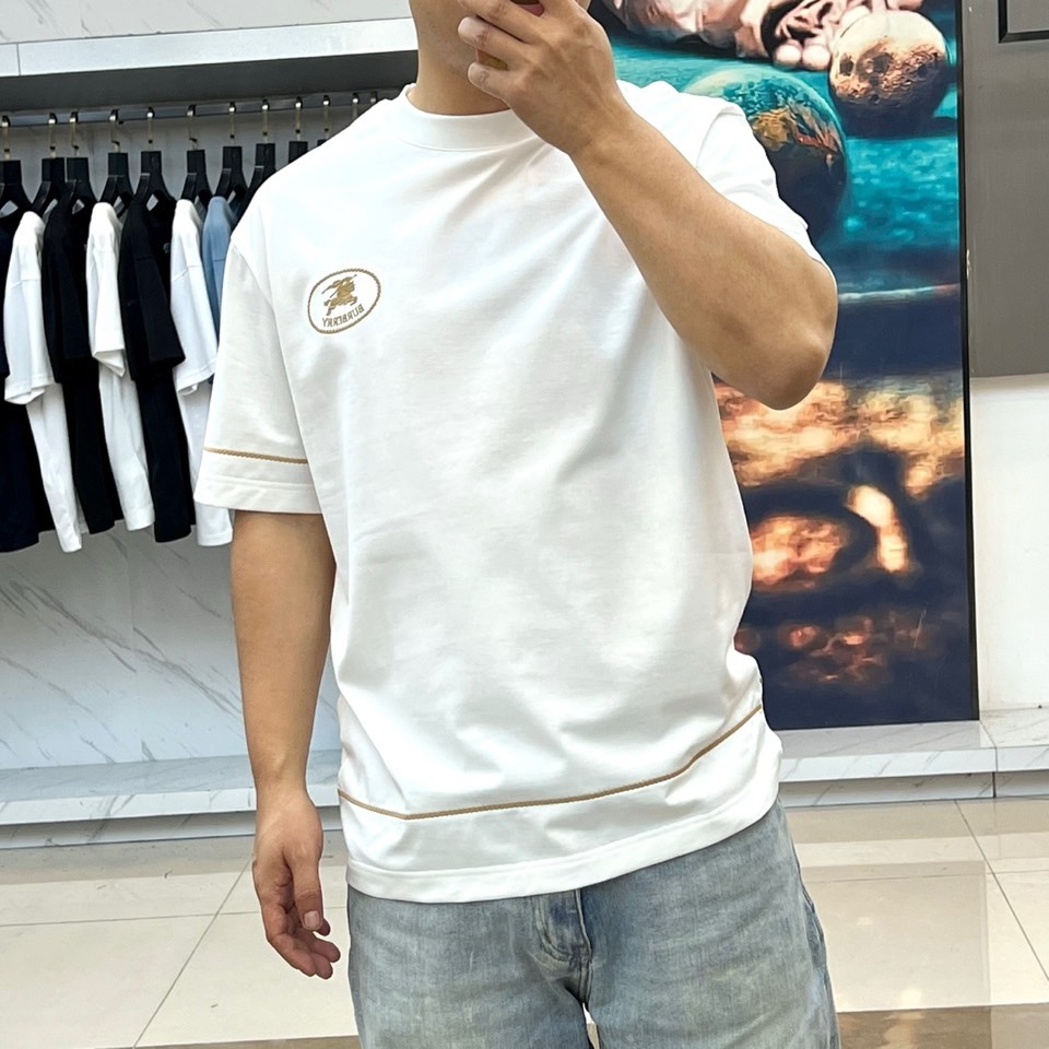 Bur巴宝莉、2026春夏男士T恤，以经典圆领与合身短袖剪裁，呈现简约利落的现代廓形。设计精髓凝聚于左胸