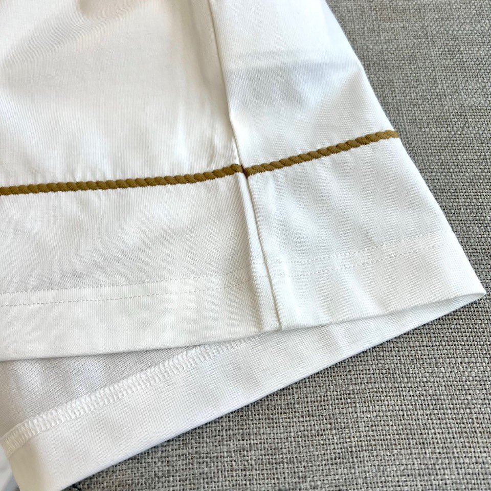 Bur巴宝莉、2026春夏男士T恤，以经典圆领与合身短袖剪裁，呈现简约利落的现代廓形。设计精髓凝聚于左胸