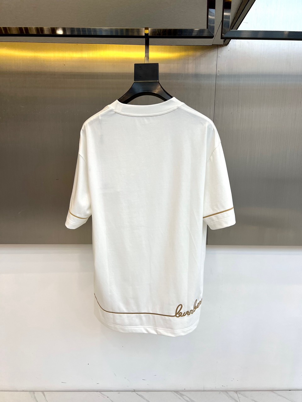 Bur巴宝莉、2026春夏男士T恤，以经典圆领与合身短袖剪裁，呈现简约利落的现代廓形。设计精髓凝聚于左胸