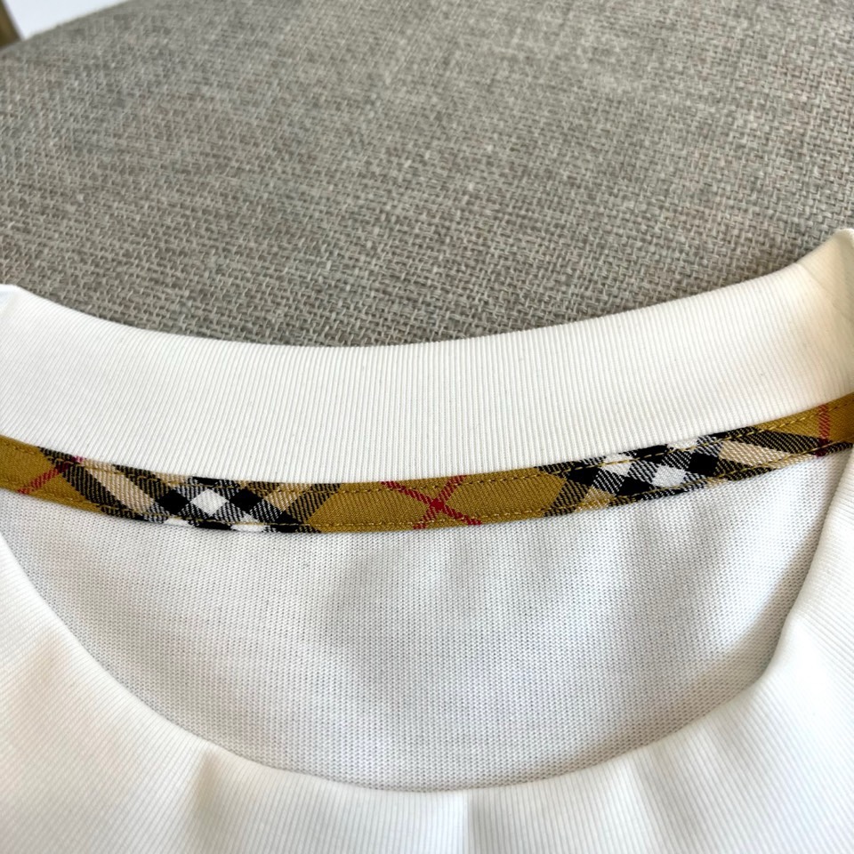 Bur巴宝莉、2026春夏男士T恤，以经典圆领与合身短袖剪裁，呈现简约利落的现代廓形。设计精髓凝聚于左胸