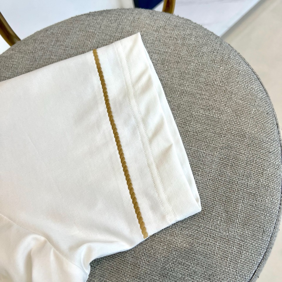 Bur巴宝莉、2026春夏男士T恤，以经典圆领与合身短袖剪裁，呈现简约利落的现代廓形。设计精髓凝聚于左胸