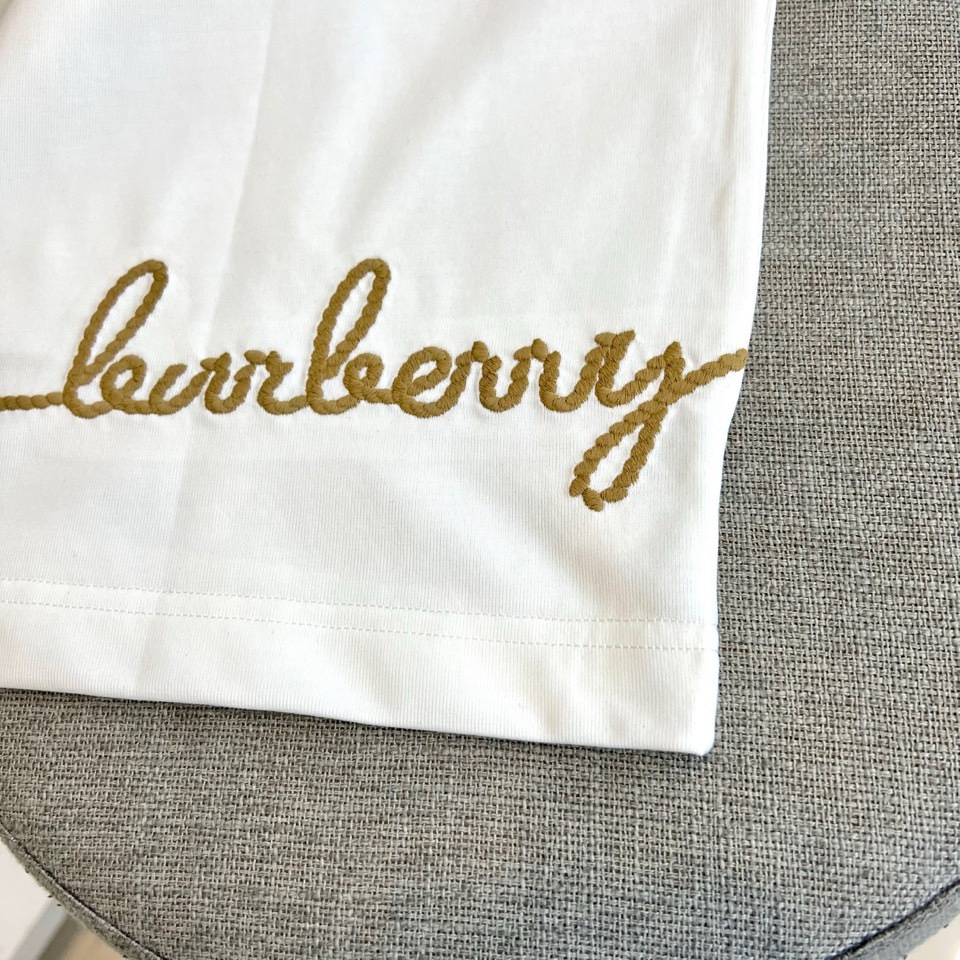 Bur巴宝莉、2026春夏男士T恤，以经典圆领与合身短袖剪裁，呈现简约利落的现代廓形。设计精髓凝聚于左胸