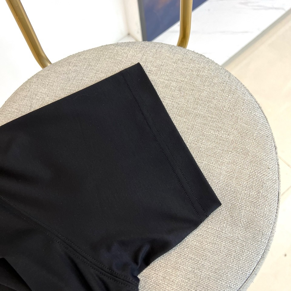 Dg杜嘉班纳、2026春夏新品T恤，以经典圆领短袖廓形诠释意式简约。衣身正面饰有醒目的品牌标识，彰显其源