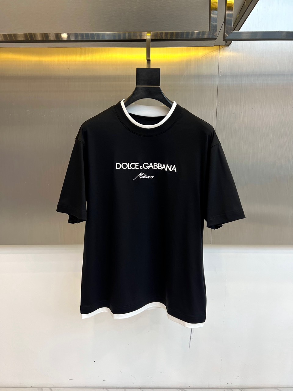 Dg杜嘉班纳、2026春夏新品T恤，以经典圆领短袖廓形诠释意式简约。衣身正面饰有醒目的品牌标识，彰显其源