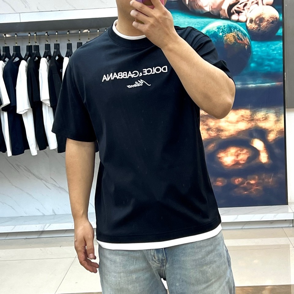 Dg杜嘉班纳、2026春夏新品T恤，以经典圆领短袖廓形诠释意式简约。衣身正面饰有醒目的品牌标识，彰显其源