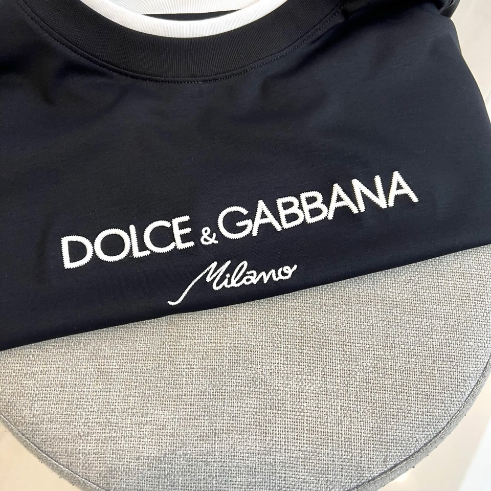 Dg杜嘉班纳、2026春夏新品T恤，以经典圆领短袖廓形诠释意式简约。衣身正面饰有醒目的品牌标识，彰显其源