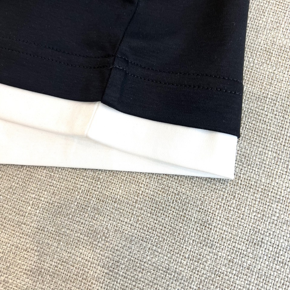 Dg杜嘉班纳、2026春夏新品T恤，以经典圆领短袖廓形诠释意式简约。衣身正面饰有醒目的品牌标识，彰显其源