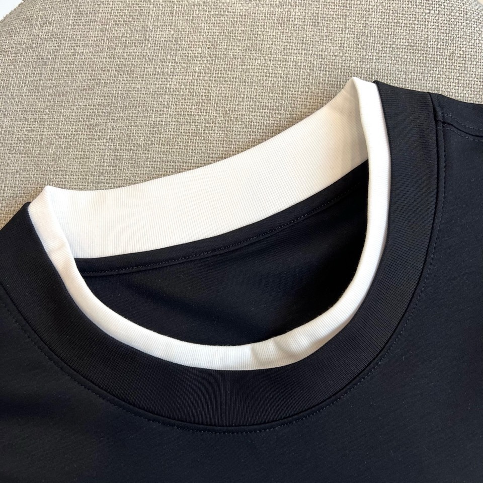 Dg杜嘉班纳、2026春夏新品T恤，以经典圆领短袖廓形诠释意式简约。衣身正面饰有醒目的品牌标识，彰显其源