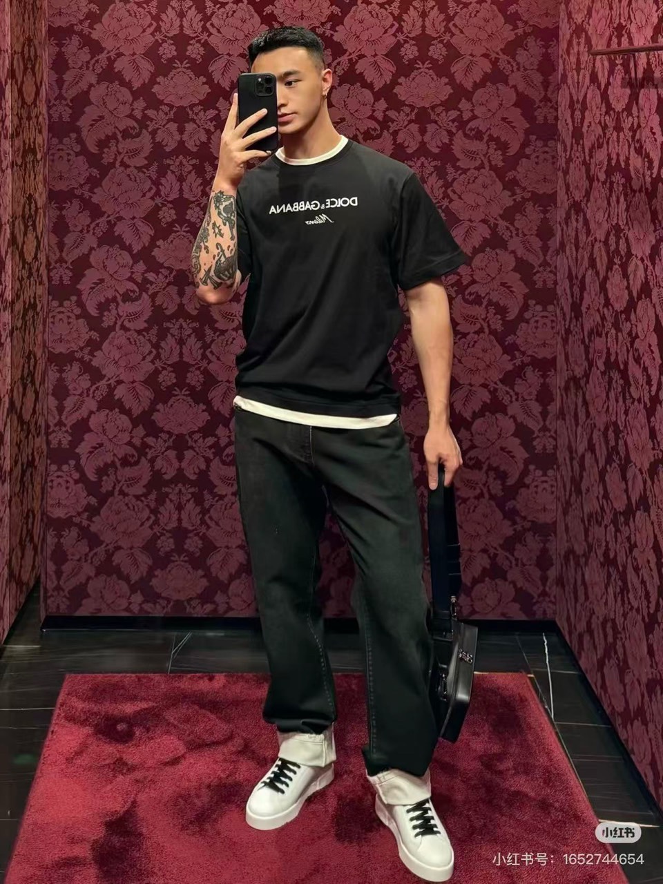 Dg杜嘉班纳、2026春夏新品T恤，以经典圆领短袖廓形诠释意式简约。衣身正面饰有醒目的品牌标识，彰显其源