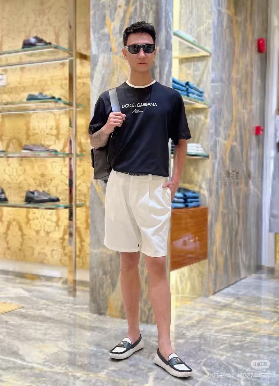 Dg杜嘉班纳、2026春夏新品T恤，以经典圆领短袖廓形诠释意式简约。衣身正面饰有醒目的品牌标识，彰显其源