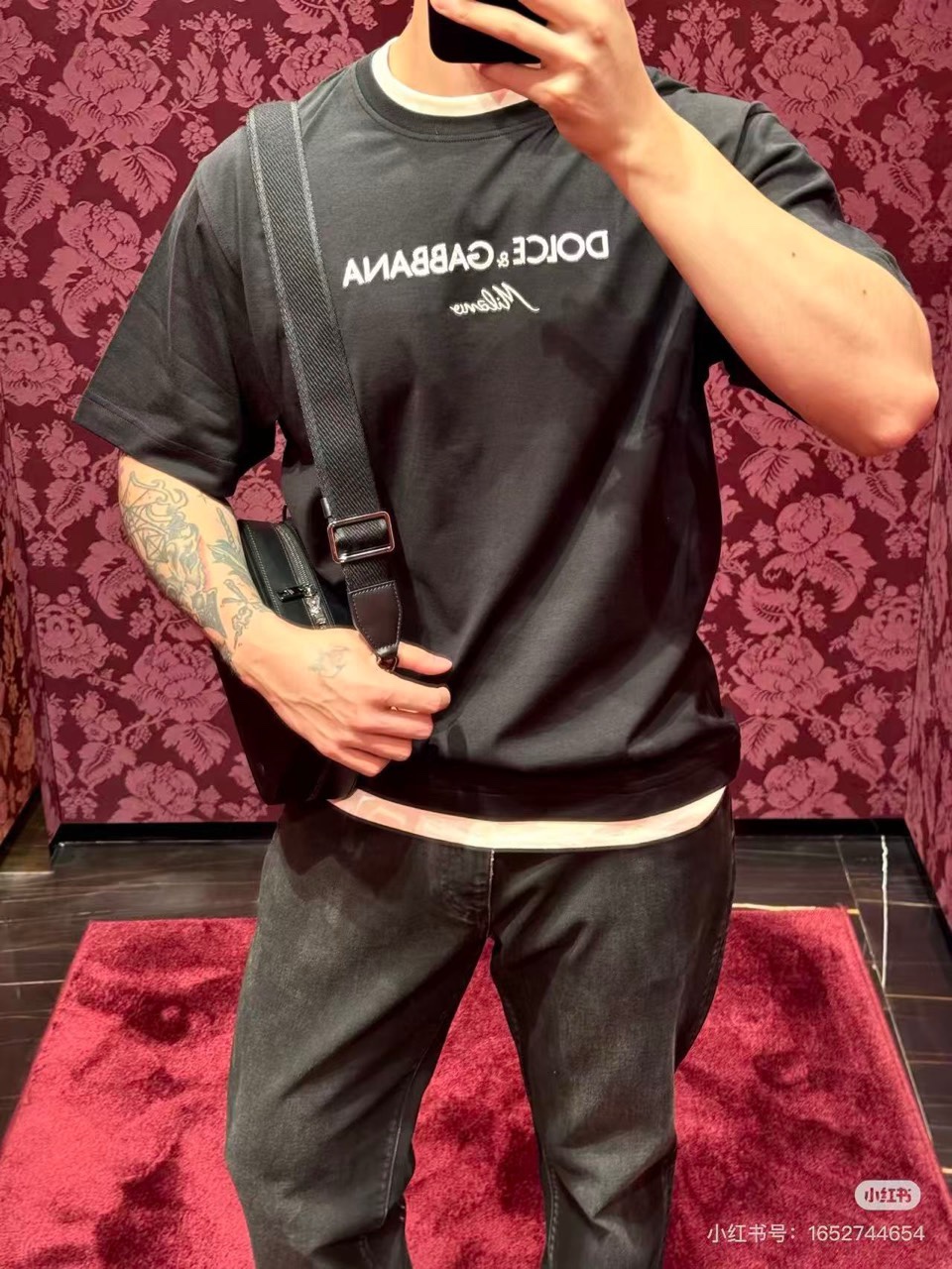 Dg杜嘉班纳、2026春夏新品T恤，以经典圆领短袖廓形诠释意式简约。衣身正面饰有醒目的品牌标识，彰显其源