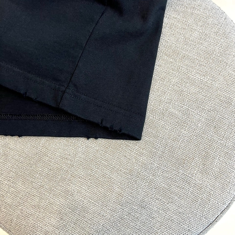 Ch香奈儿、2026春夏新品潮牌短T，基底纯净百搭，左胸绿色双C刺绣搭配品牌字母，精致小巧不张扬，演绎轻