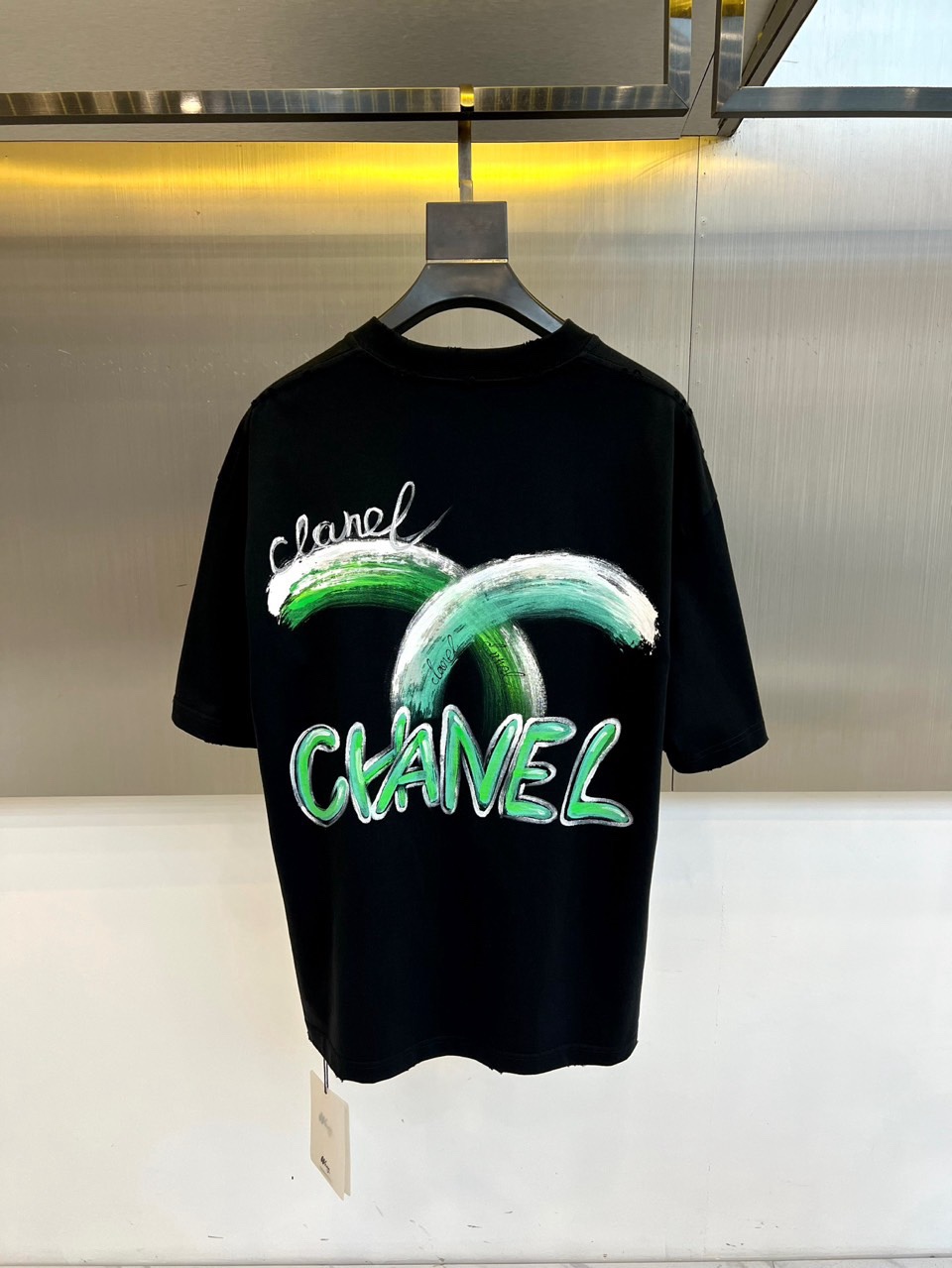 Ch香奈儿、2026春夏新品潮牌短T，基底纯净百搭，左胸绿色双C刺绣搭配品牌字母，精致小巧不张扬，演绎轻