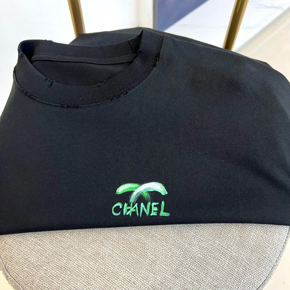 Ch香奈儿、2026春夏新品潮牌短T，基底纯净百搭，左胸绿色双C刺绣搭配品牌字母，精致小巧不张扬，演绎轻
