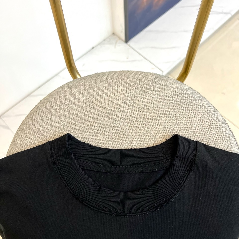 Ch香奈儿、2026春夏新品潮牌短T，基底纯净百搭，左胸绿色双C刺绣搭配品牌字母，精致小巧不张扬，演绎轻