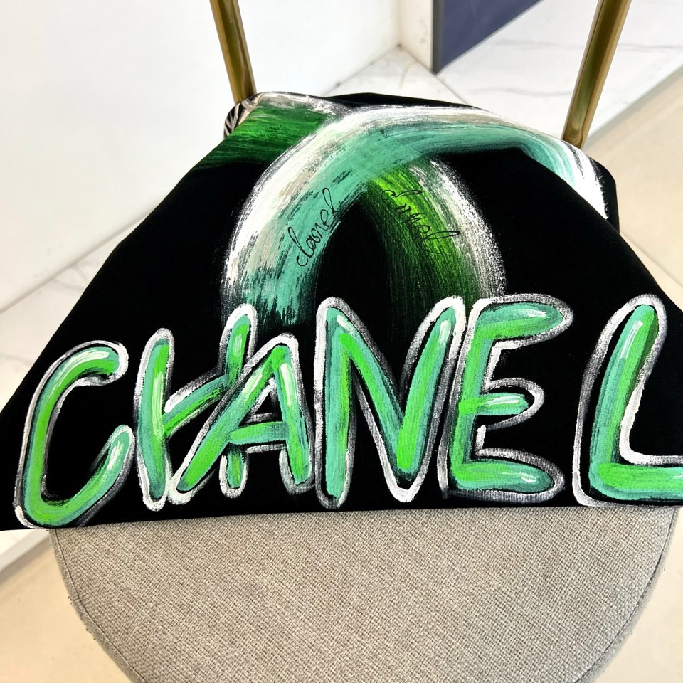 Ch香奈儿、2026春夏新品潮牌短T，基底纯净百搭，左胸绿色双C刺绣搭配品牌字母，精致小巧不张扬，演绎轻