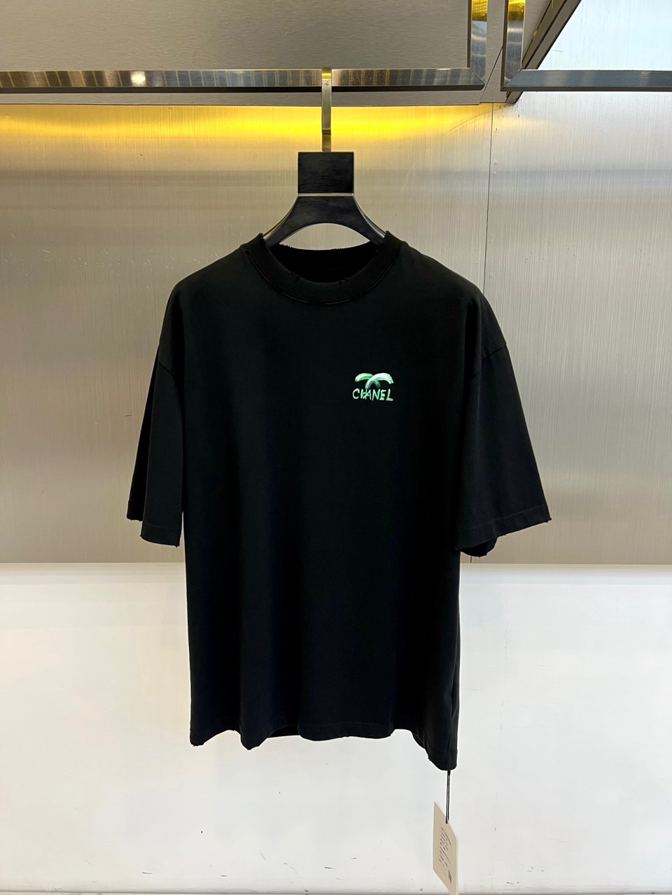 Ch香奈儿、2026春夏新品潮牌短T，基底纯净百搭，左胸绿色双C刺绣搭配品牌字母，精致小巧不张扬，演绎轻