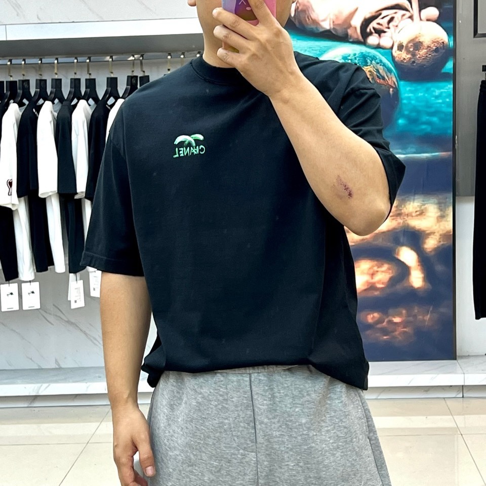 Ch香奈儿、2026春夏新品潮牌短T，基底纯净百搭，左胸绿色双C刺绣搭配品牌字母，精致小巧不张扬，演绎轻