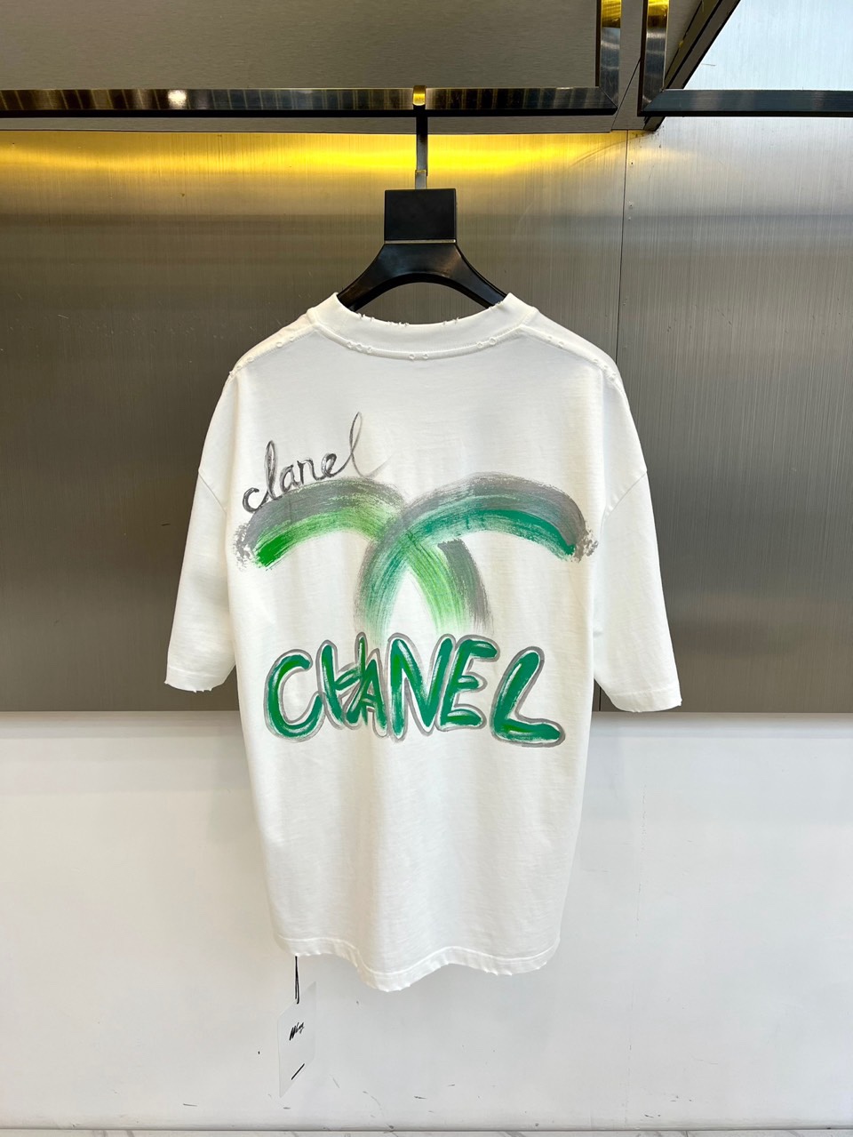 Ch香奈儿、2026春夏新品潮牌短T，基底纯净百搭，左胸绿色双C刺绣搭配品牌字母，精致小巧不张扬，演绎轻